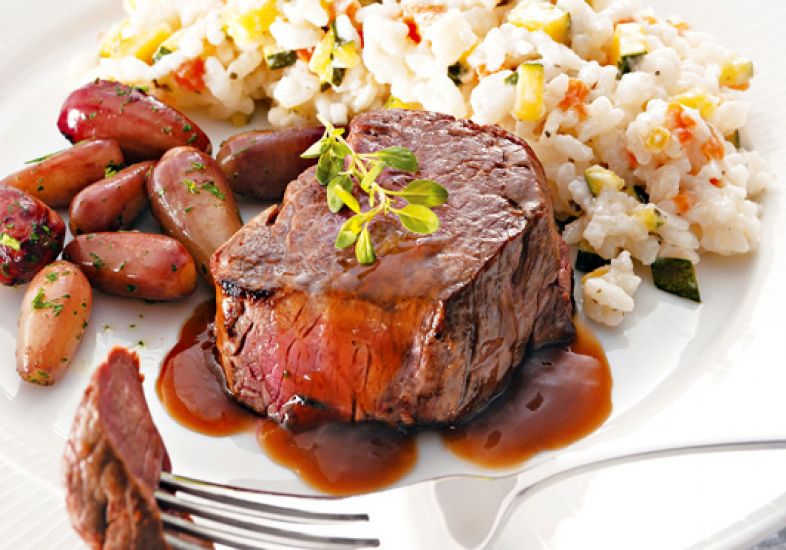 Ir para  <ul>
	<li>2 <a href="http://mdemulher.abril.com.br/receitas/ingredientes/file-mignon">fil&eacute; mignon</a> em medalh&otilde;es (150g cada um)</li>
	<li>2 colheres (sopa) de <a...